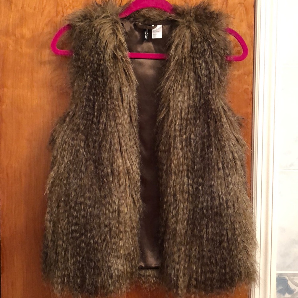H&M stylish faux fur vest size 8